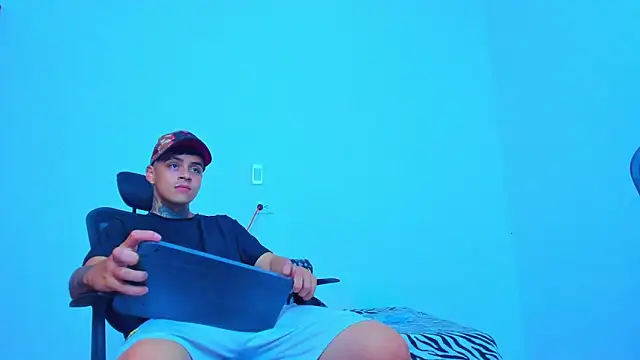 Snapshot of Thomas-Wil chatting on May 12, 7:44 pm Thomas-Wil online show from May 12, 7:44 pm