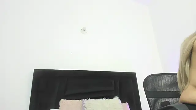 Snapshot of Naugthy_Sara chatting on April 6, 7:04 pm Naugthy Sara online show from April 6, 7:04 pm