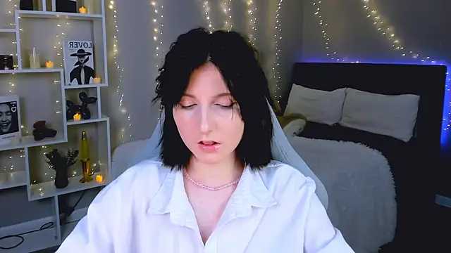 Snapshot of KikaOsterman chatting on February 2, 6:50 pm KikaOsterman online show from February 2, 6:50 pm