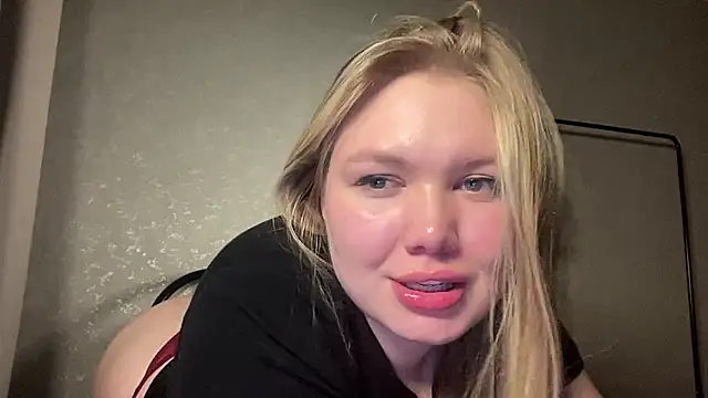 Snapshot of cutiejulie_ chatting on February 16, 3:13 am cutiejulie online show from February 16, 3:13 am