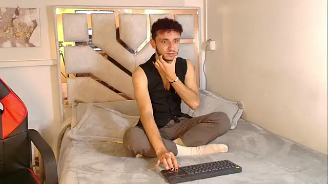 Curlystartt online show from January 15, 1:26 pm