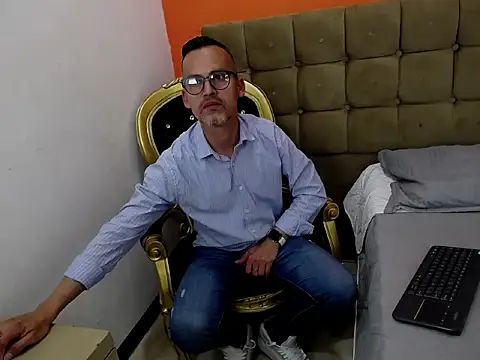 Oswalldo   online show from February 4, 3:23 am