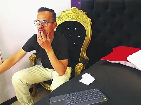 Oswalldo   online show from March 21, 12:10 pm