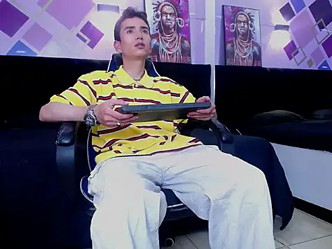 Iam Smith  online show from February 6, 2:49 am