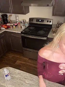 blondebunny999 999 online show from May 7, 1:33 am