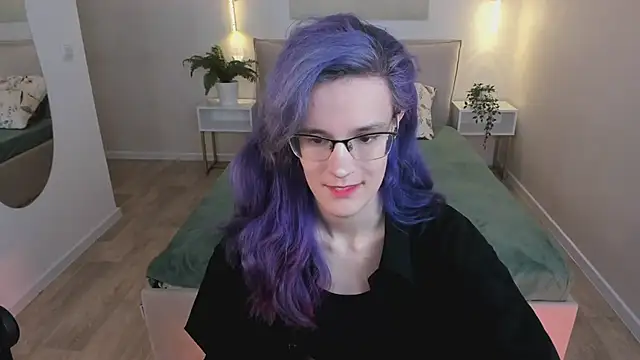 Snapshot of AuraLaunni chatting on June 27, 7:35 am AuraLaunni online show from June 27, 7:35 am