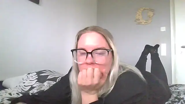 Snapshot of MinchenBienchen98 chatting on February 11, 10:42 am MinchenBienchen98 online show from February 11, 10:42 am