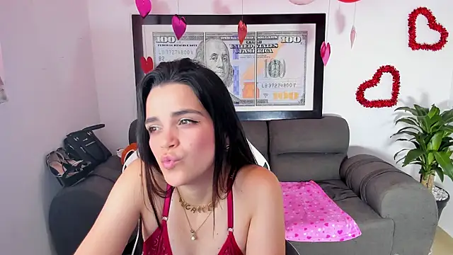 Snapshot of LucianaMoreau chatting on February 18, 9:33 pm LucianaMoreau online show from February 18, 9:33 pm