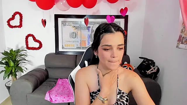 Snapshot of LucianaMoreau chatting on February 20, 9:04 pm LucianaMoreau online show from February 20, 9:04 pm