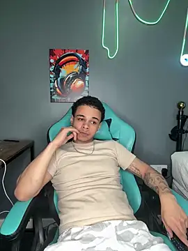 Snapshot of l-laross chatting on May 8, 11:43 pm l-laross online show from May 8, 11:43 pm