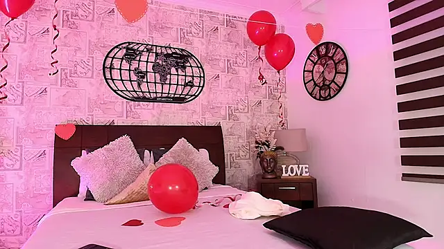 emily clarkk  online show from February 11, 7:19 pm