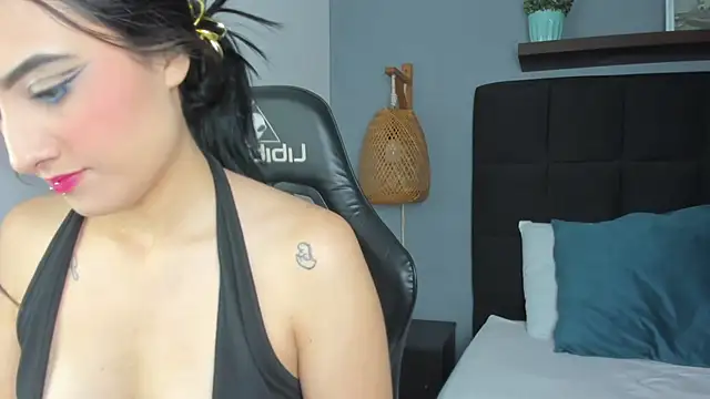 Snapshot of emma_hiltonn_ chatting on February 5, 2:16 am emma hiltonn online show from February 5, 2:16 am