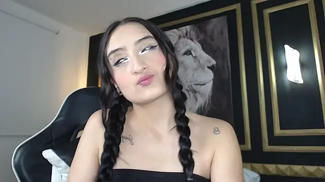 Snapshot of emma_hiltonn_ chatting on February 11, 2:27 am emma hiltonn online show from February 11, 2:27 am