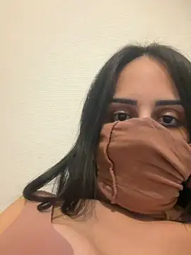 Snapshot of nouvhitta chatting on January 18, 10:57 pm nouvhitta online show from January 18, 10:57 pm