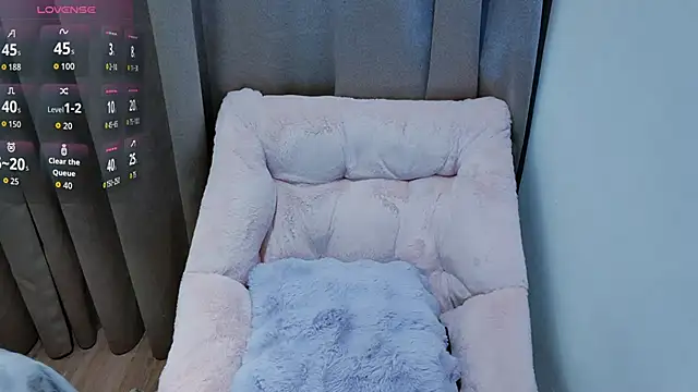 Snapshot of Mia-zhan chatting on February 3, 10:04 pm Mia-zhan online show from February 3, 10:04 pm