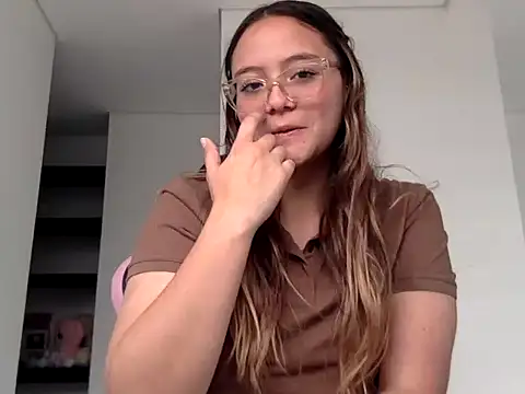 Snapshot of LOLA_R_ chatting on February 2, 6:28 pm LOLA R online show from February 2, 6:28 pm