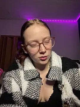 Snapshot of YoungLisaa18 chatting on February 17, 8:15 pm YoungLisaa18 online show from February 17, 8:15 pm