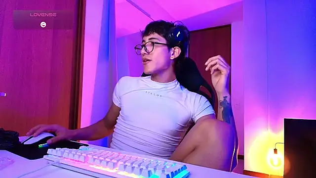 Snapshot of emilio_rivs chatting on January 15, 12:26 am emilio rivs online show from January 15, 12:26 am