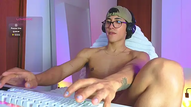 Snapshot of emilio_rivs chatting on January 17, 3:44 am emilio rivs online show from January 17, 3:44 am