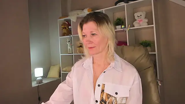 Snapshot of Julie_Lucas chatting on March 2, 2:58 am Julie Lucas online show from March 2, 2:58 am