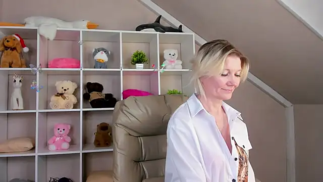 Snapshot of Julie_Lucas chatting on March 4, 3:12 am Julie Lucas online show from March 4, 3:12 am