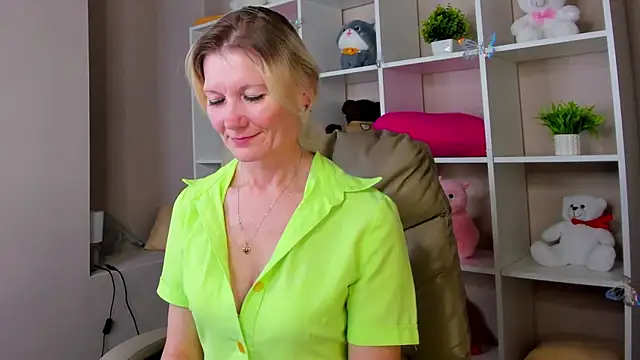 Snapshot of Julie_Lucas chatting on March 5, 1:01 am Julie Lucas online show from March 5, 1:01 am