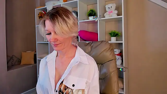 Snapshot of Julie_Lucas chatting on March 7, 8:22 am Julie Lucas online show from March 7, 8:22 am