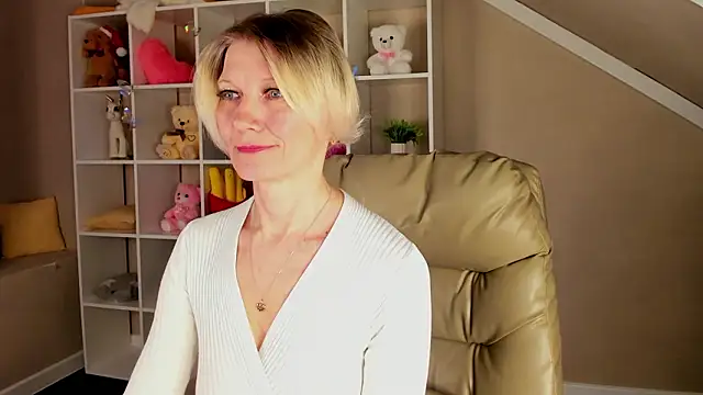 Snapshot of Julie_Lucas chatting on March 13, 12:39 am Julie Lucas online show from March 13, 12:39 am