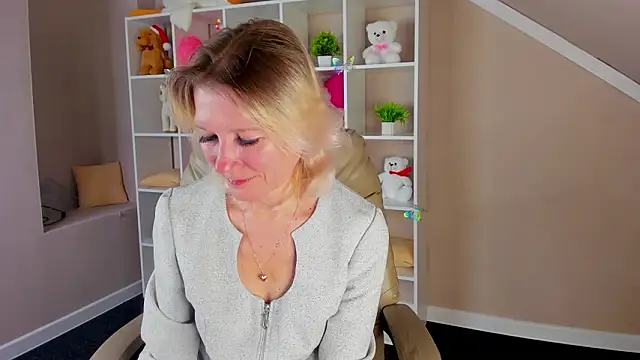 Snapshot of Julie_Lucas chatting on March 14, 12:39 am Julie Lucas online show from March 14, 12:39 am