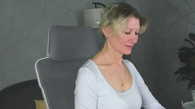 Snapshot of Julie_Lucas chatting on March 16, 12:49 am Julie Lucas online show from March 16, 12:49 am