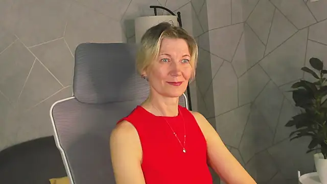 Snapshot of Julie_Lucas chatting on March 17, 12:48 am Julie Lucas online show from March 17, 12:48 am