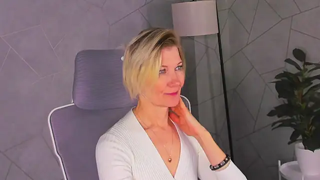 Snapshot of Julie_Lucas chatting on March 20, 12:37 am Julie Lucas online show from March 20, 12:37 am