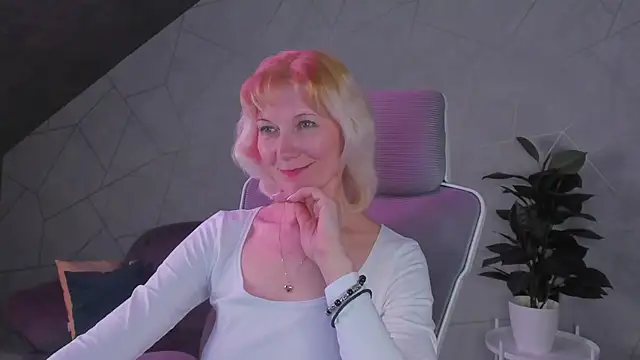 Snapshot of Julie_Lucas chatting on March 28, 8:58 am Julie Lucas online show from March 28, 8:58 am