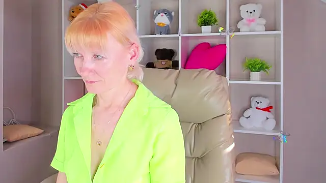 Snapshot of Julie_Lucas chatting on March 31, 9:21 am Julie Lucas online show from March 31, 9:21 am