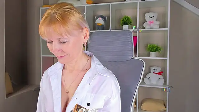 Snapshot of Julie_Lucas chatting on April 2, 12:52 am Julie Lucas online show from April 2, 12:52 am