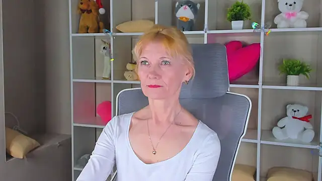 Snapshot of Julie_Lucas chatting on April 3, 12:52 am Julie Lucas online show from April 3, 12:52 am