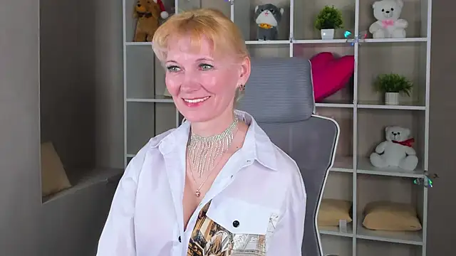 Snapshot of Julie_Lucas chatting on April 6, 12:19 am Julie Lucas online show from April 6, 12:19 am