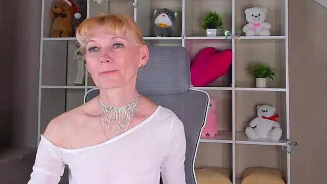 Snapshot of Julie_Lucas chatting on April 6, 4:46 am Julie Lucas online show from April 6, 4:46 am