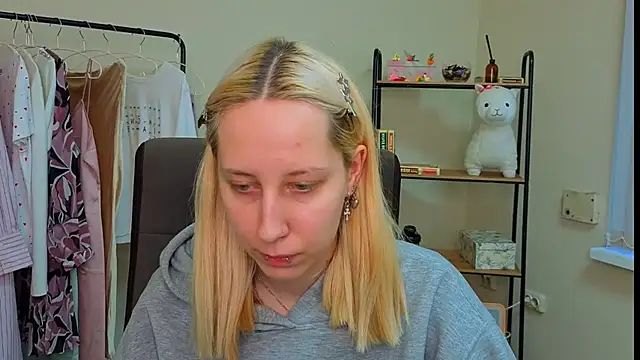 Snapshot of EmilyReyess chatting on February 10, 2:10 pm EmilyReyess online show from February 10, 2:10 pm