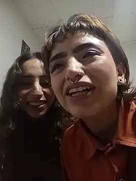 Snapshot of AlexxaAndRileyy chatting on April 18, 4:05 am AlexxaAndRileyy online show from April 18, 4:05 am