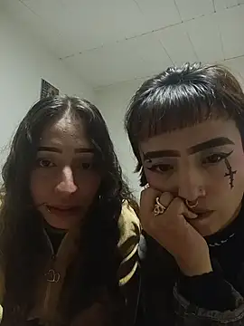 Snapshot of AlexxaAndRileyy chatting on April 21, 2:26 am AlexxaAndRileyy online show from April 21, 2:26 am