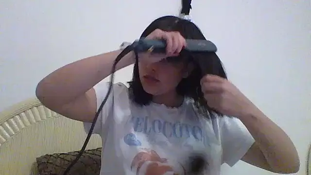 Snapshot of KIMII-JN chatting on February 12, 1:33 am KIMII-JN online show from February 12, 1:33 am