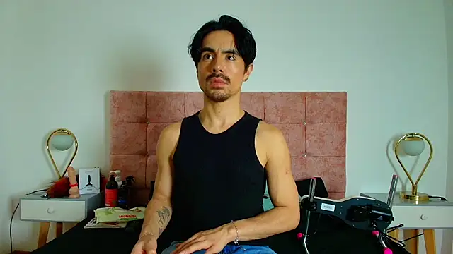 Ethan Briggs  online show from May 7, 3:23 am