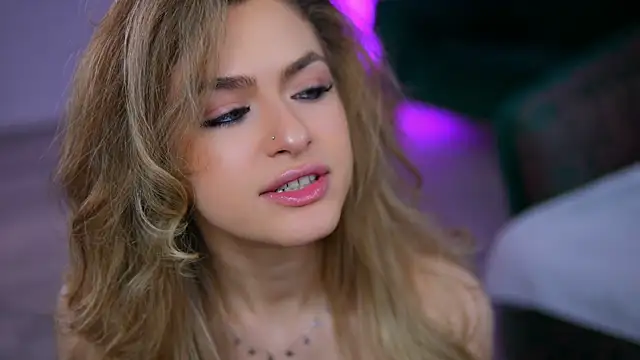 NayaQuinn online show from April 3, 7:23 pm