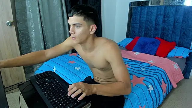 Snapshot of dominant_boy1 chatting on January 19, 12:03 am dominant boy1 online show from January 19, 12:03 am