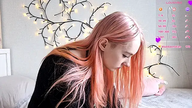 Snapshot of MisaMew chatting on February 8, 9:02 am MisaMew online show from February 8, 9:02 am