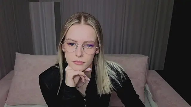 Snapshot of kittie_like18 chatting on March 17, 12:48 am kittie like18 online show from March 17, 12:48 am