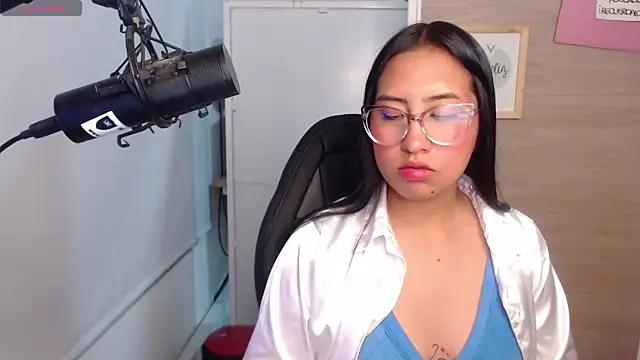 Snapshot of Nina_Polet_ chatting on February 6, 4:06 am Nina Polet online show from February 6, 4:06 am