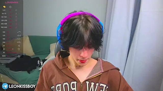 LeonBoykisser online show from March 26, 9:59 am