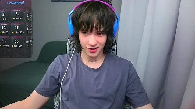 LeonBoykisser online show from May 8, 5:40 pm